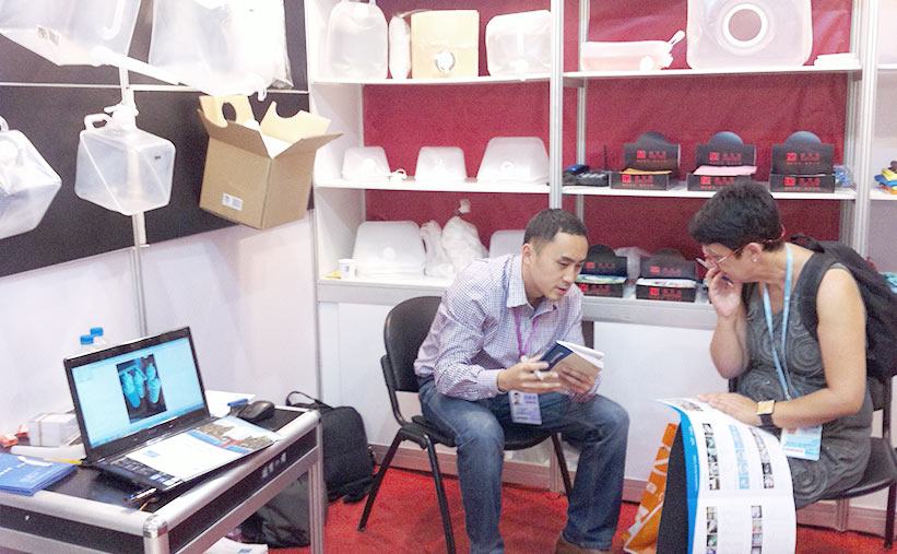 LIQPACK team meeting a customer at a packaging exhibition booth