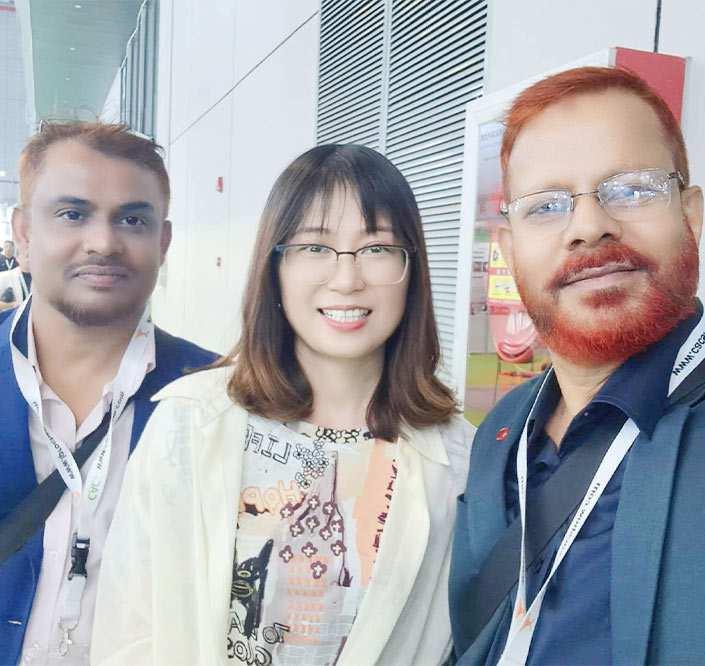 Lisa with Liqpack customers in an exhibition