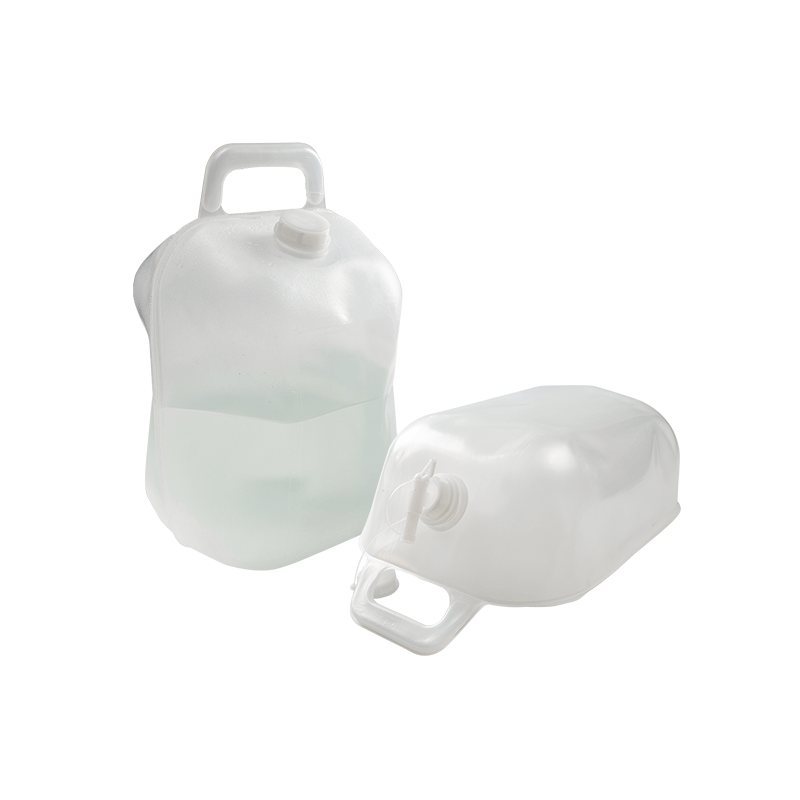 semi-collapsible jerry can for humanitarian water storage and transport