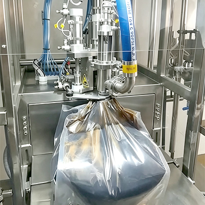 Cheertainer filling machine operating with liquid bag positioning and automatic capping system