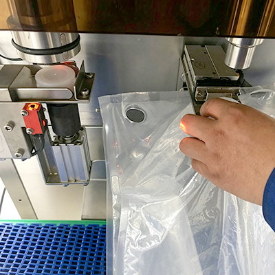 Cheertainer filling machine operating with liquid bag positioning and automatic capping system