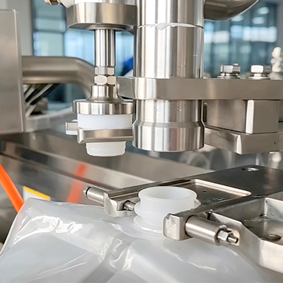 Cheertainer filling machine operating with liquid bag positioning and automatic capping system
