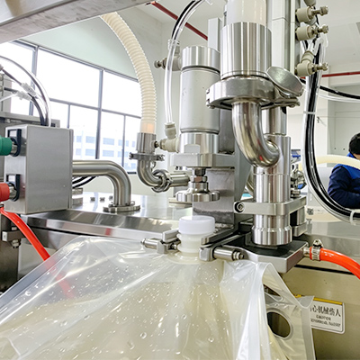 Cheertainer filling machine operating with liquid bag positioning and automatic capping system